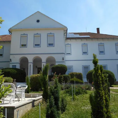 Fábiánics Kastély Bed and breakfast 3*